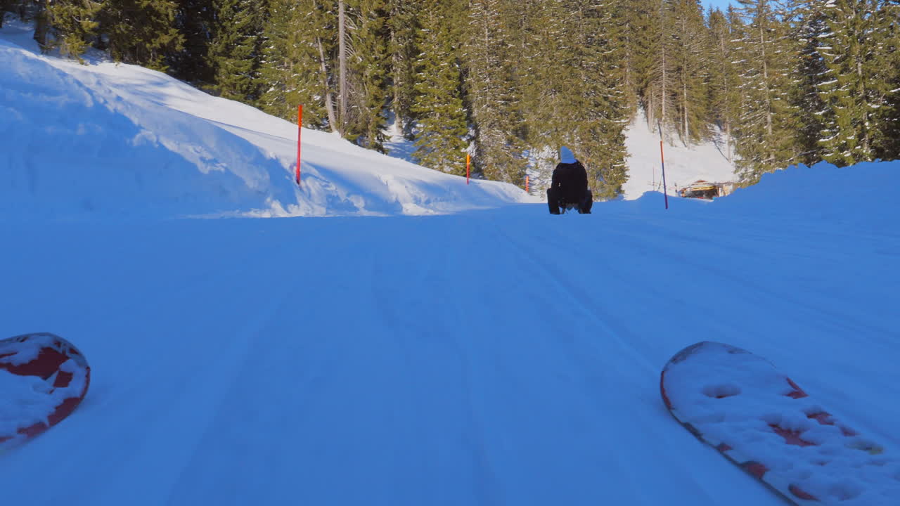 zona de esquí en los alpes suizos con gente y telesillas en la zona de esquí de invierno de beckenried