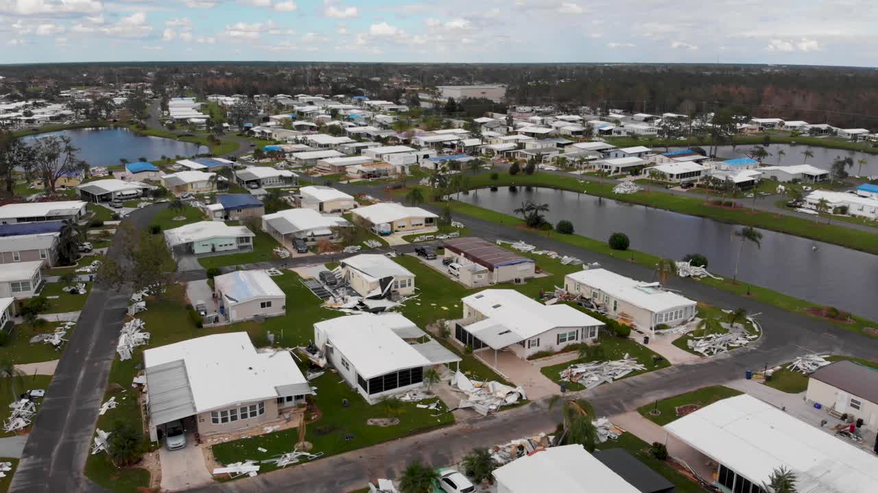 video de drones de 4k de daños por huracanes en un parque de casas móviles en florida - 29