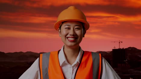 ingeniera sonriente en el sitio de construcción del atardecer