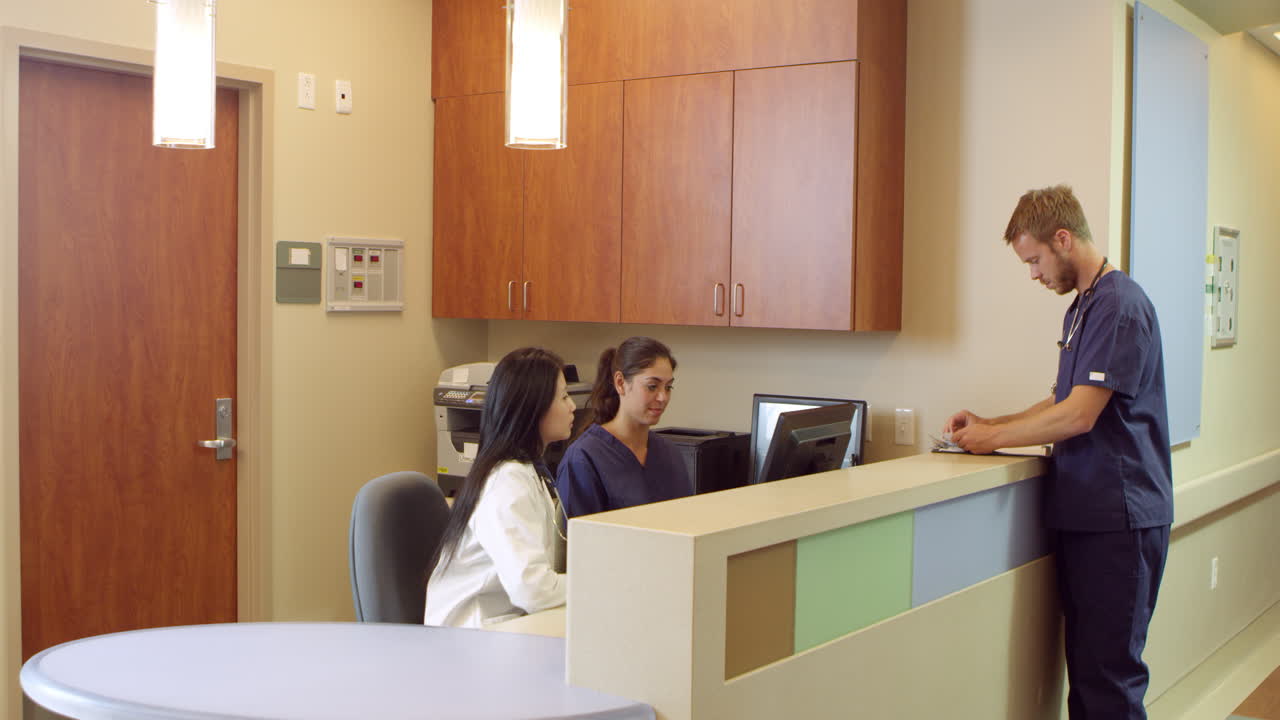 personal médico en la estación de enfermeras ocupadas en el hospital disparado en r3d