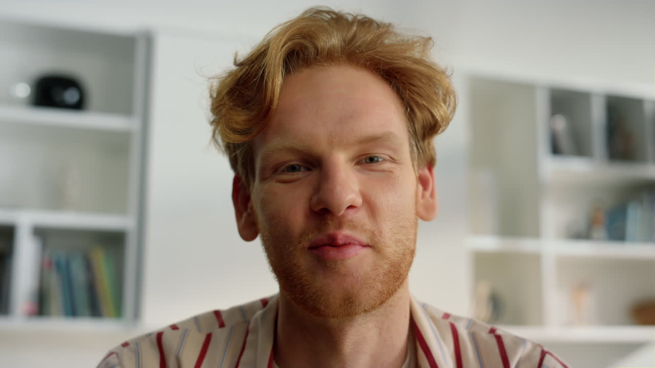 웃는 블로거는 웹캠 클로즈업으로 보고 있습니다. 진저 매니저는 가상 회의에서 이야기합니다.