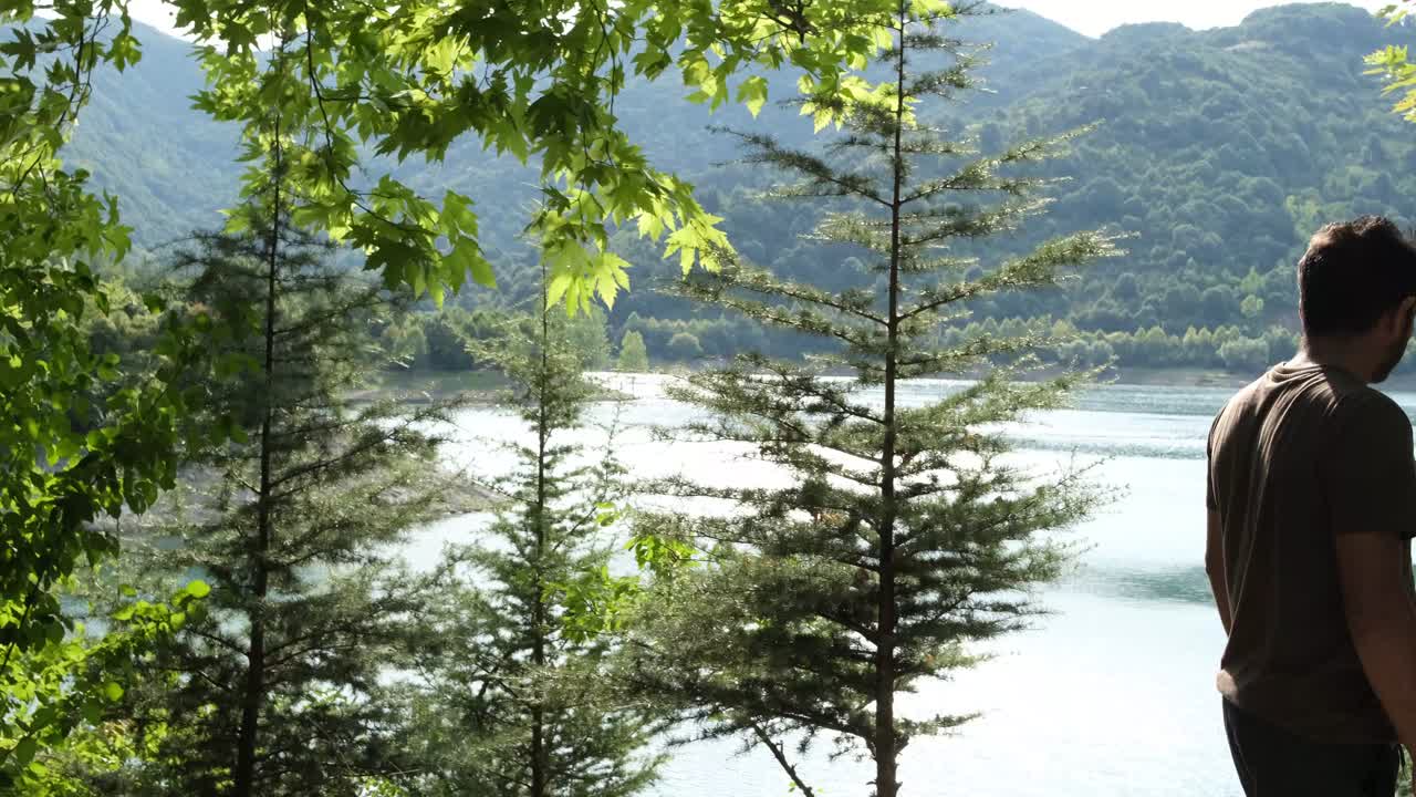 자연의 아름다움 속의 여행자