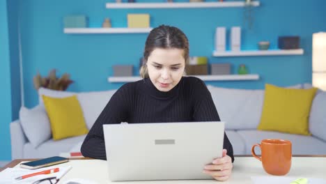 Mujer-Joven-Empresaria-Que-Trabaja-En-La-Oficina-Del-Hogar-Y-Tiene-Problemas.