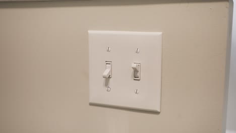 un conjunto de interruptores de luz en primer plano