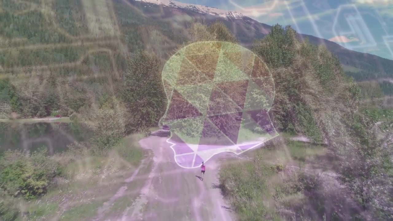 Dron ascendiendo revelando una cresta, una chica caminando por un camino de tierra dentro de una superposición en la cabeza para una demostración tecnológica.