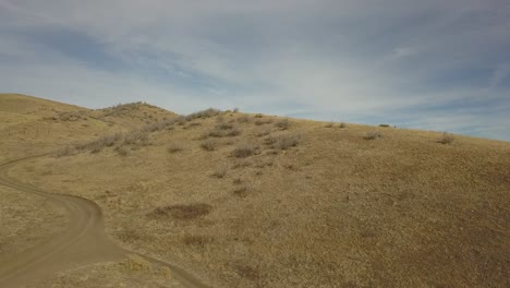 Eine-Aufsteigende-Aufnahme-über-Hügeln-Zeigt-Die-Skyline-Von-Denver