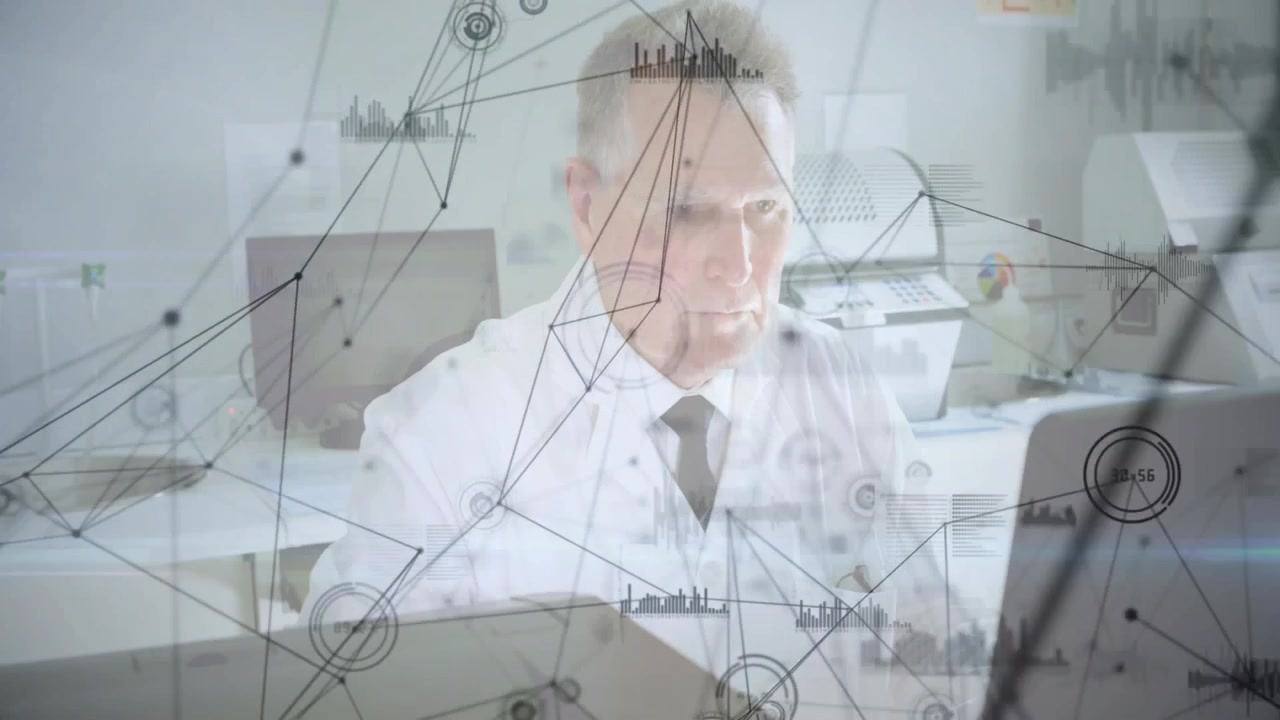 Medico senior che reagisce a un'allerta dati, digita e rivede documenti mentre grafici animati scorrono.
