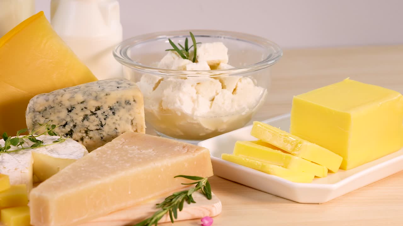 나무 표면에 배열 된 다양한 유제품