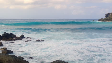 Grandes-Olas-Rodando-Entre-Jost-Van-Dyke-Y-Little-Jost-Van-Dyke