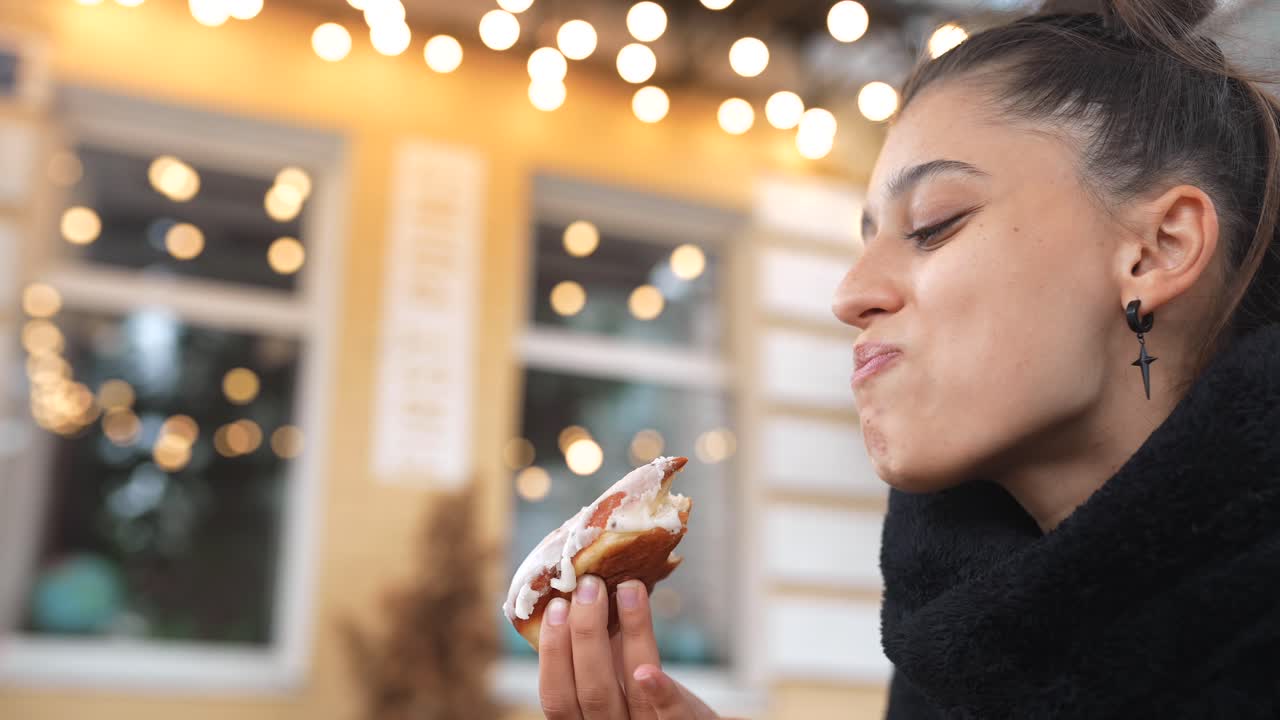 mujer comiendo un donut esmaltado al aire libre