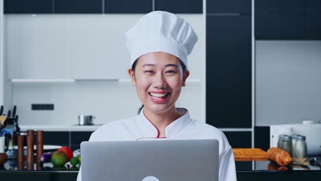 chef presentando una clase de cocina en línea