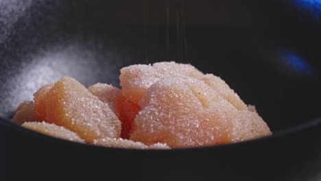 sal y pimienta negra vertida en pollo fresco - preparación de la receta de pollo con ajo y miel - cierre
