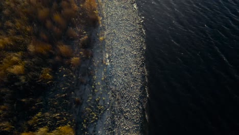 Vista-Aérea-De-La-Costa-Al-Atardecer-En-El-Lago-Vail