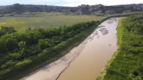 Volando-Sobre-El-Pequeño-Río-Missouri-En-Un-ángulo-A-Las-Afueras-Del-Parque-Nacional-Theodore-Roosevelt-En-Dakota-Del-Norte-En-Un-Día-De-Verano