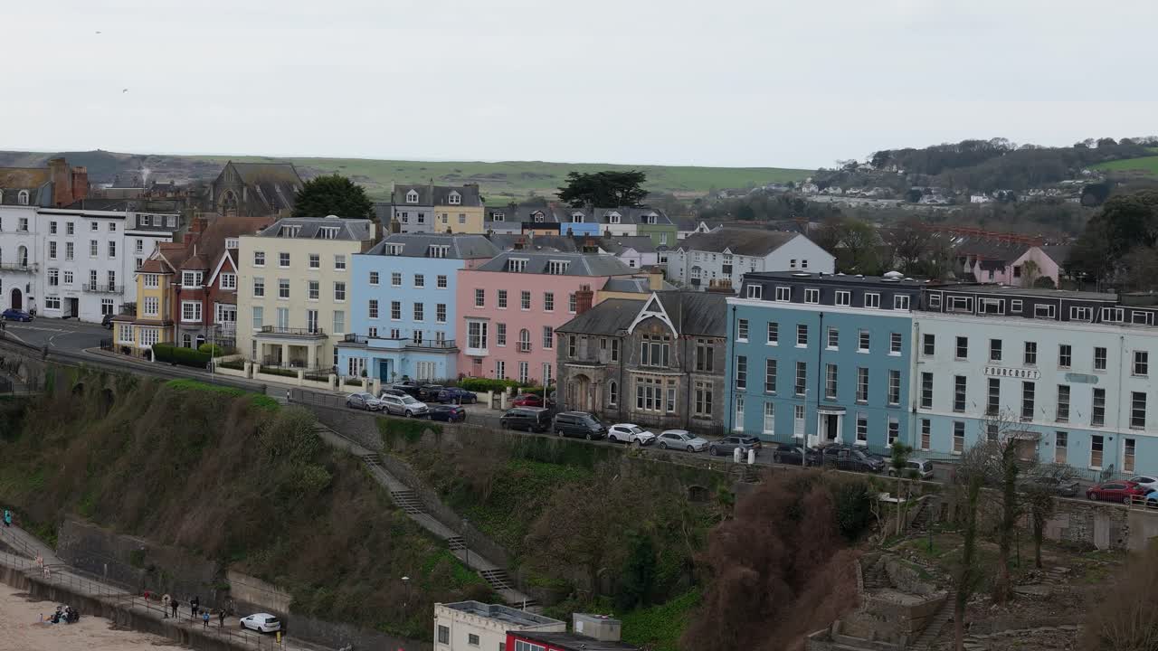 Typiska walesiska sandstränder och färgglada hus i Tenby hamn, Storbritannien.