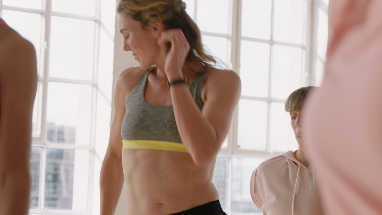 танцевальный класс молодая группа мультирасовых людей танцует отрабатывает хореографические движения тренируется в фитнес-студии ведет здоровый активный образ жизни