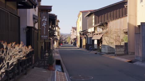 Takayama-Gifu-Japón,-Foco-Tira-Revelando-Hermoso-Barrio-Antiguo