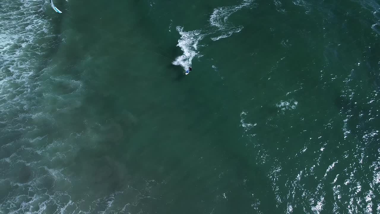 미션 베이 근처의 윈드서퍼의 무인 항공기 보기