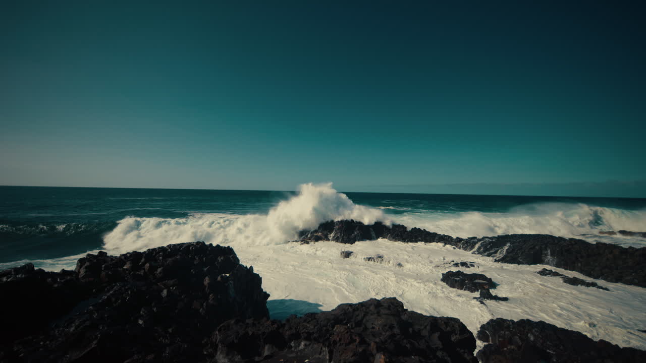 poderosas olas chocando contra la costa rocosa