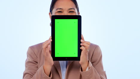 pantalla verde, tableta y mujer de negocios en el estudio