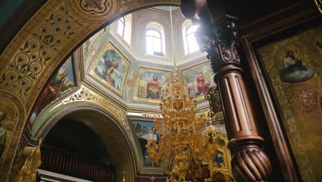 dentro de una iglesia