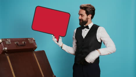 el portero del hotel tiene una burbuja de discurso en el anuncio.