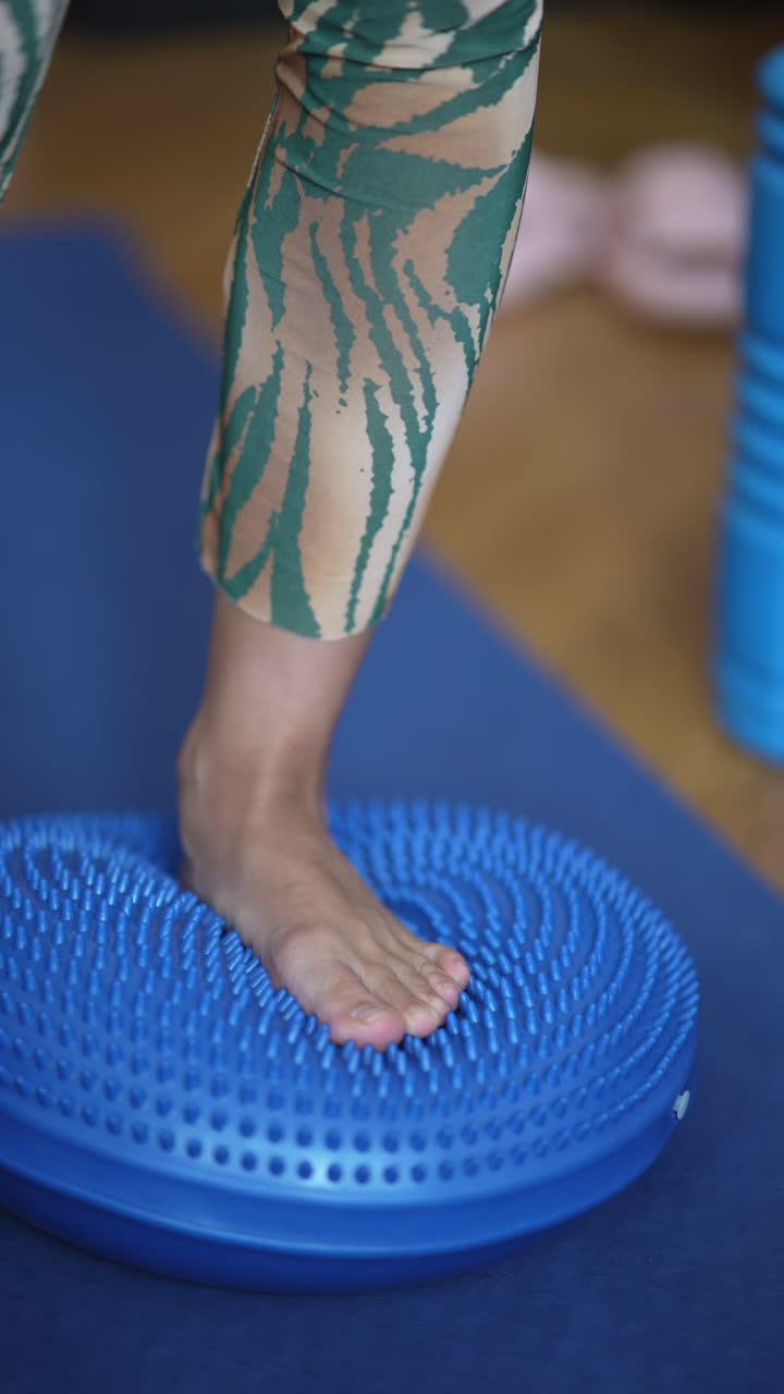 ejercicio de equilibrio con una pelota de equilibrio