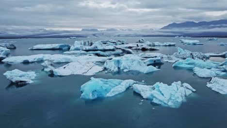 Toma-De-Drones-En-órbita-De-Jökulsárlón,-La-Famosa-Laguna-Glaciar-De-Islandia-En-Verano.