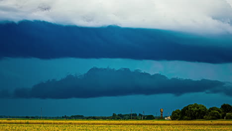 el lapso de tiempo retrata el cielo siempre cambiante, con nubes fusionándose en medio de la luz azul cambiante sobre las tierras de cultivo amarillas de letonia