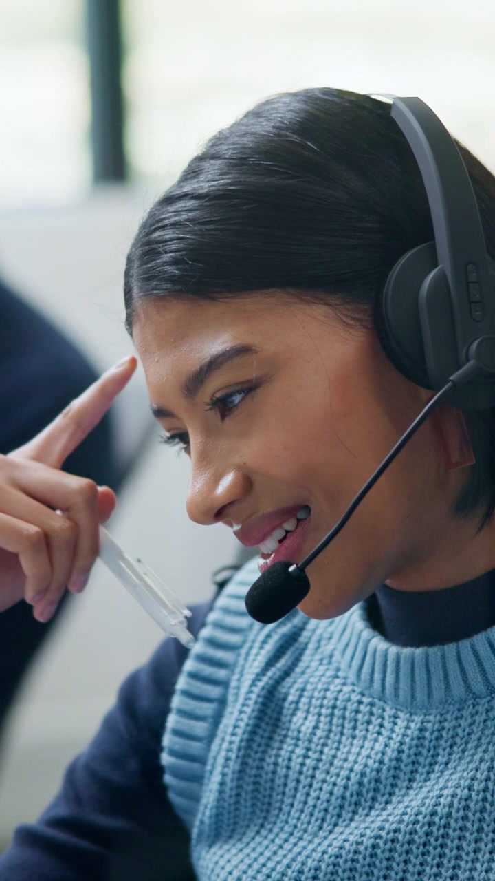 Addetto al servizio clienti che parla con le cuffie in ufficio
