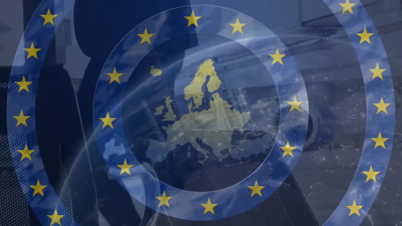 Stelle gialle su cerchi blu in movimento sopra una mappa dell'UE su sfondo di uomo che cammina in un aeroporto