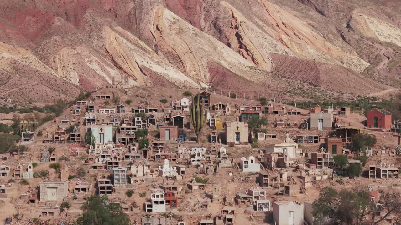 vista aérea de un pintoresco cementerio en maimará, provincia de jujuy, argentina
