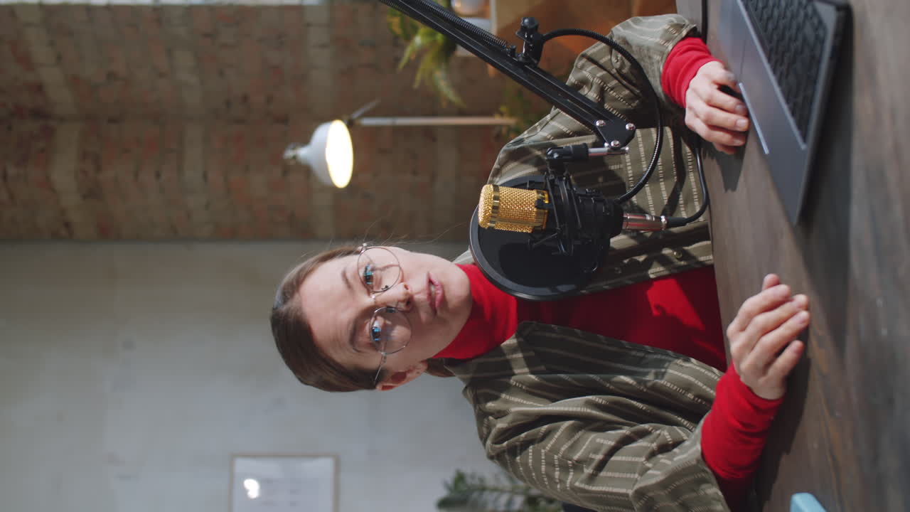 mujer saludando y hablando a la cámara en el estudio de grabación de podcast