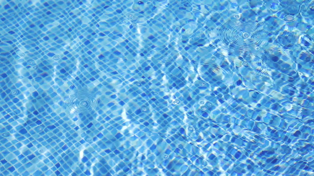 Wasserwellen in einem gefliesten Pool