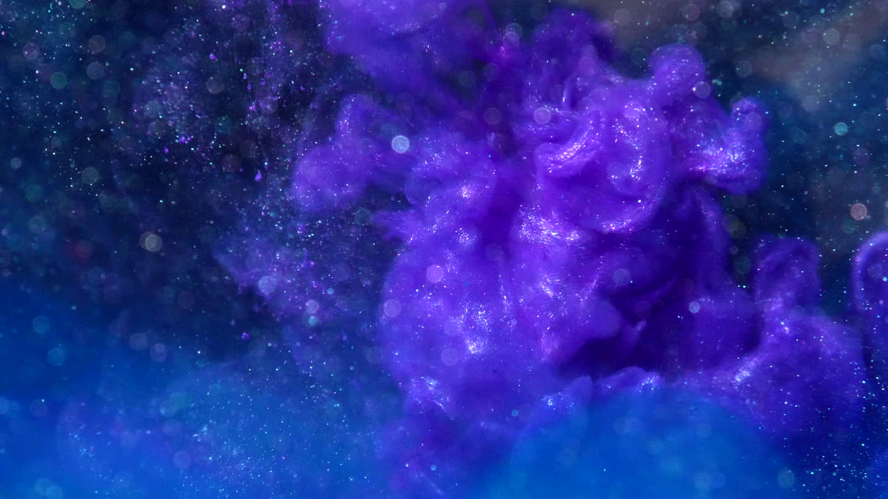 Goccia astratta di inchiostro chimico luminescente metallico viola in una soluzione acquosa liquida con particelle su uno sfondo sci-fi nero scuro.