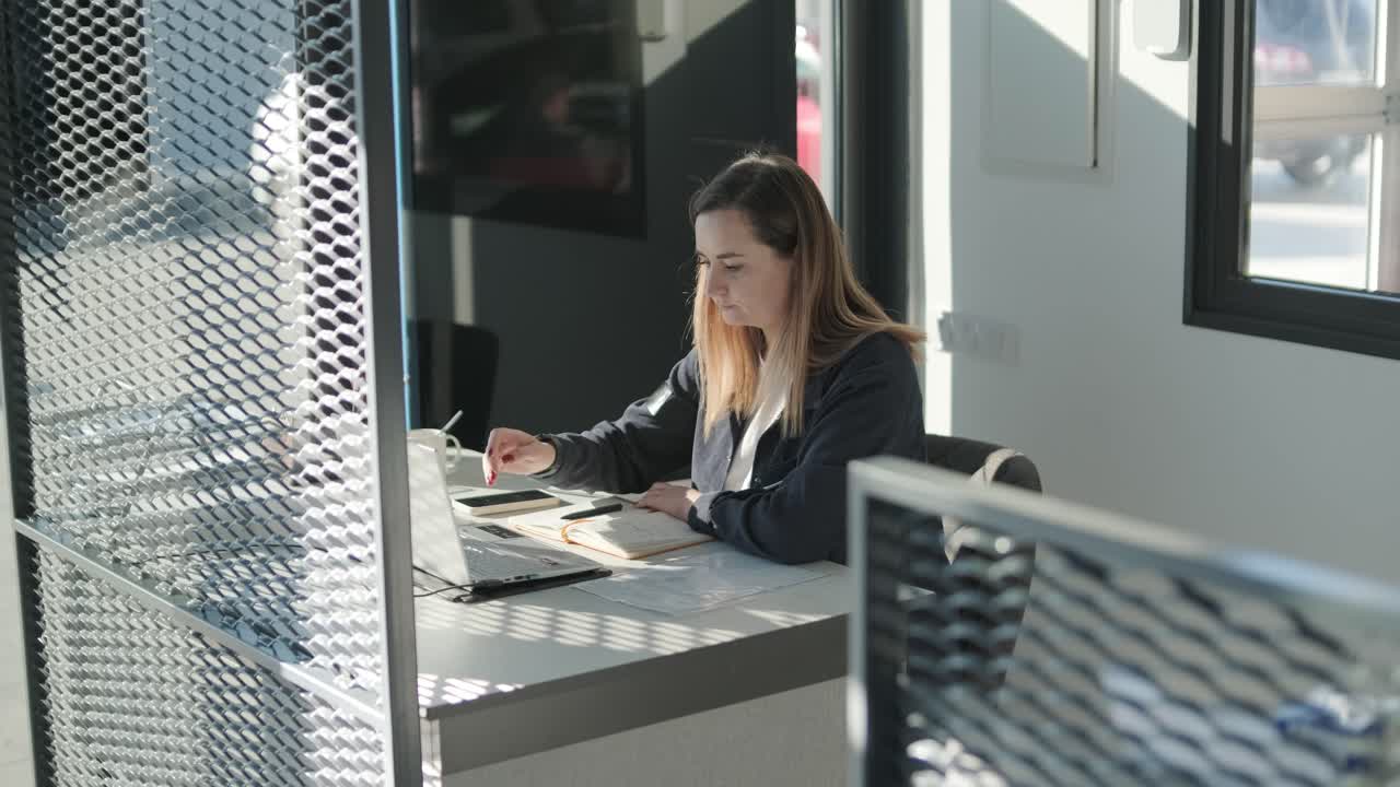 Responsabile del servizio auto che lavora alla scrivania in ufficio