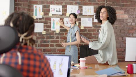 Diseñadores-Diversos-Ocupados-Usando-Tabletas-Y-Discutiendo-El-Trabajo-En-Un-Estudio-De-Diseño-De-Moda-En-Cámara-Lenta