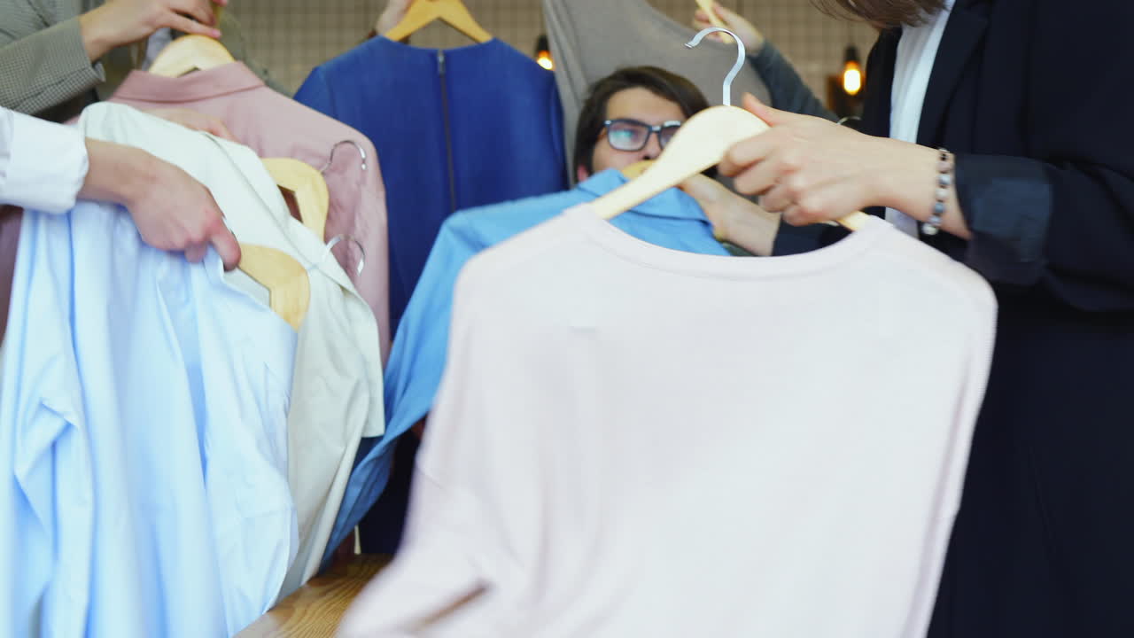 gente comprando ropa en un café