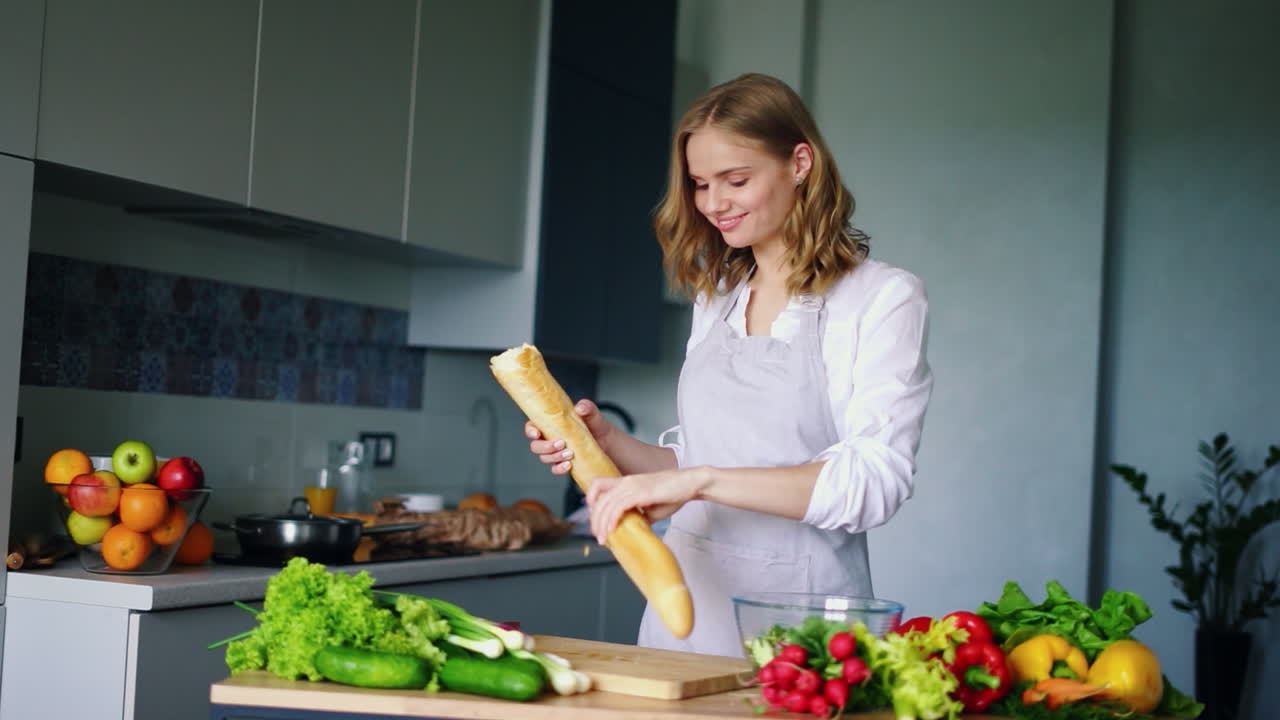 счастливая женщина ест багет