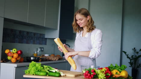 una mujer feliz comiendo baguette.