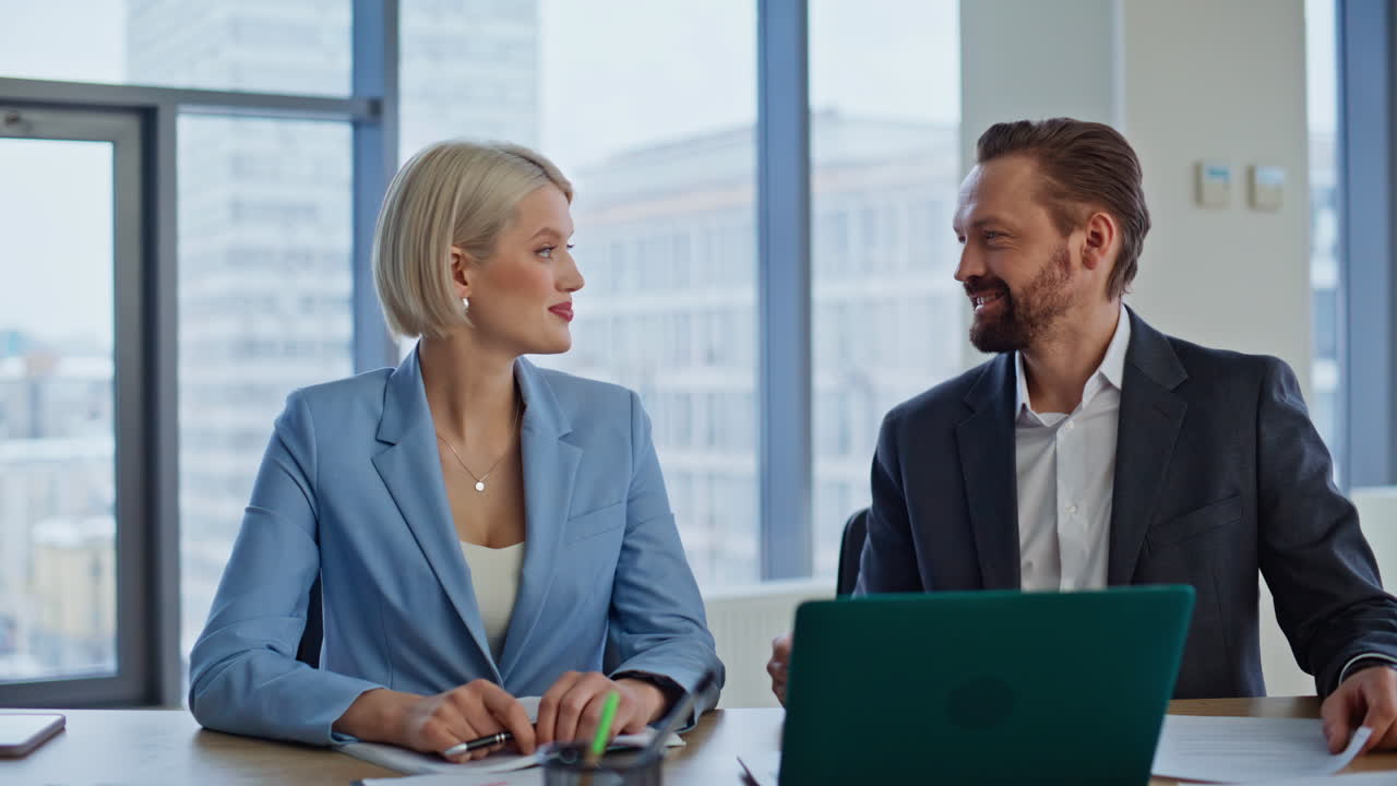 Kreative Startup-GründerInnen, die im Büro eine Strategie besprechen. Kollegen, die sich die Hände schütteln