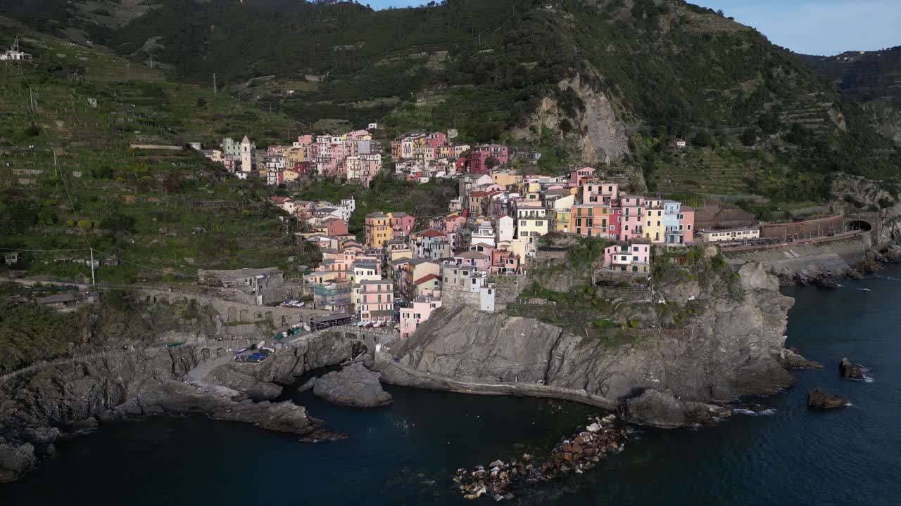Manarola, Cinque Terre, Italia, inquadratura aerea cinematografica in picchiata del villaggio