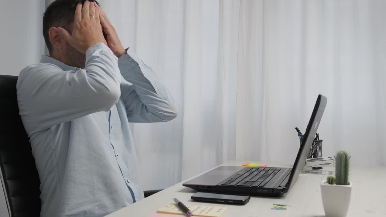 집에서 노트북 작업을 하는 피곤하고 좌절한 사업가 - 원격 작업