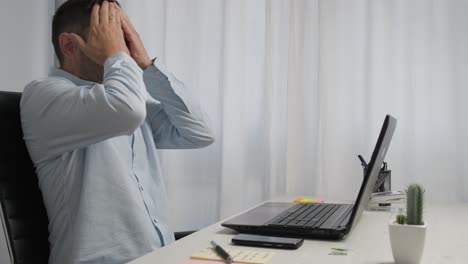 cansado y frustrado hombre de negocios trabajando en una computadora portátil desde la oficina en casa - trabajo remoto