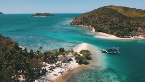 Bangka-Boot-Ruht-An-Der-Blauen-Lagune-Im-Meer