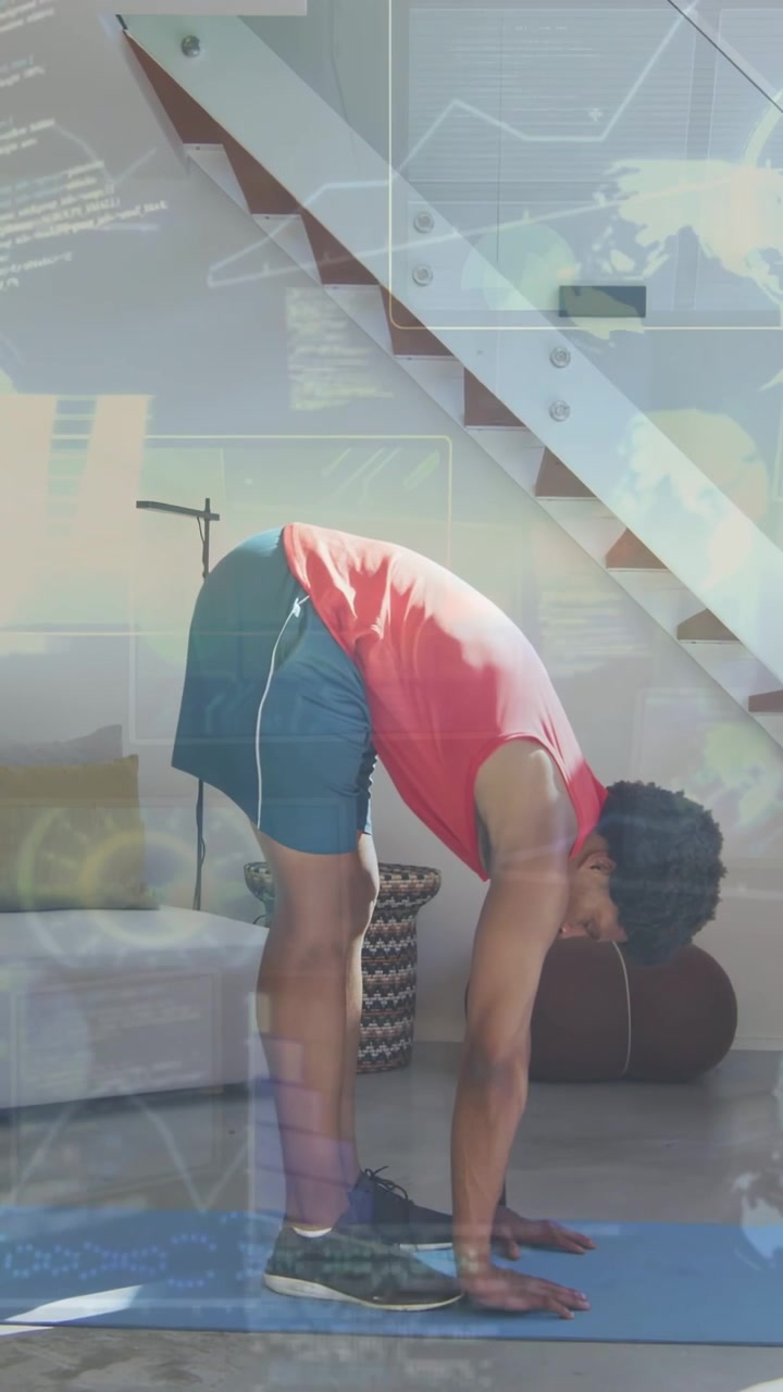 Vídeo vertical: Homem em tapete azul iniciando a flexão de quadril, abaixando o tronco e apoiando as palmas das mãos para exercício físico