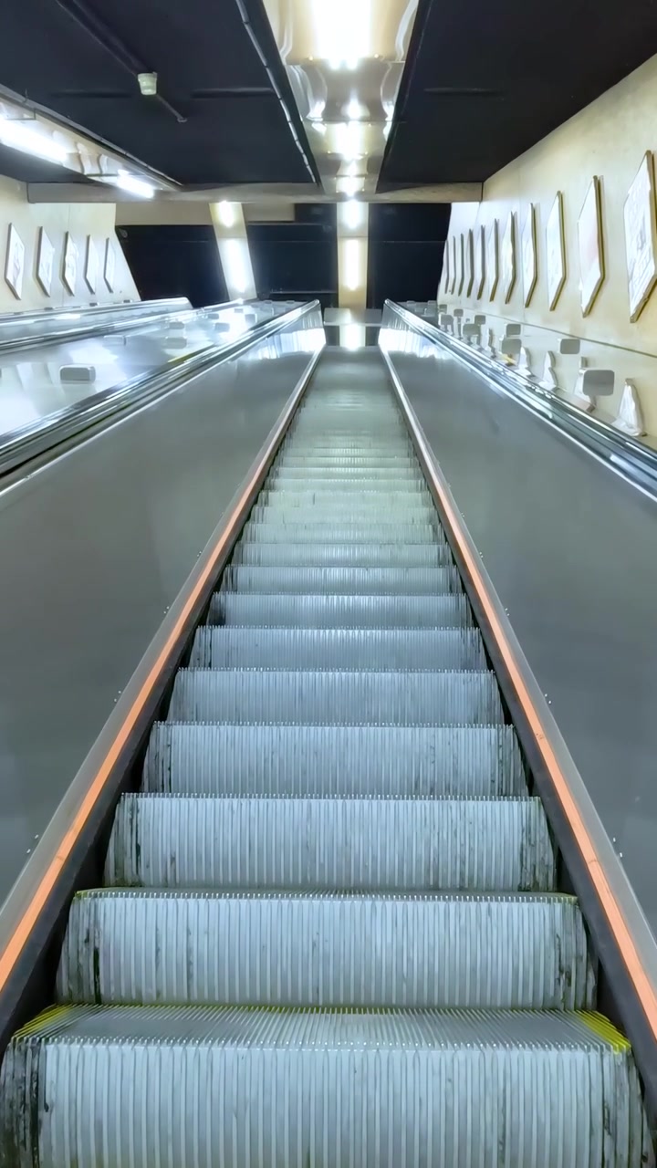 Opadgående rulletrappe på en metrostation i Hong Kong