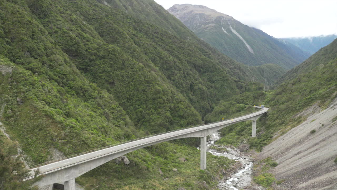 뉴질랜드 아서스 패스 (arthurs pass) 에 있는 오티라 다리 (otira viaduct bridge) 를 지나가는 트럭