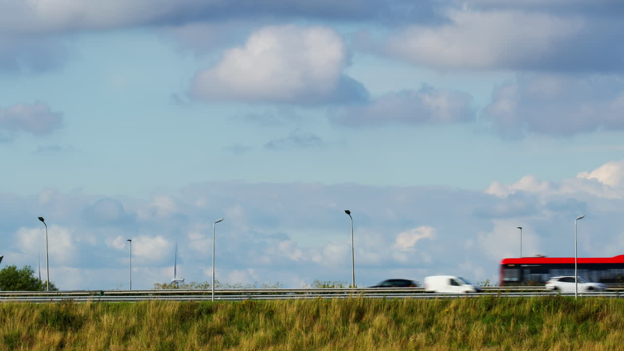 흐린 하늘 아래 고속도로에서 빠른 자동차와 버스를 운전