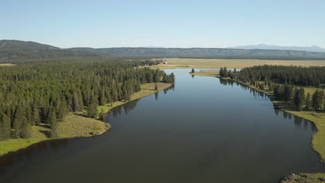 Hoher-Flug-über-Drohnenaufnahmen-über-Dem-Glasklaren,-Ruhigen-Henry&#39;s-Fork-River-Im-Südosten-Von-Idaho,-USA